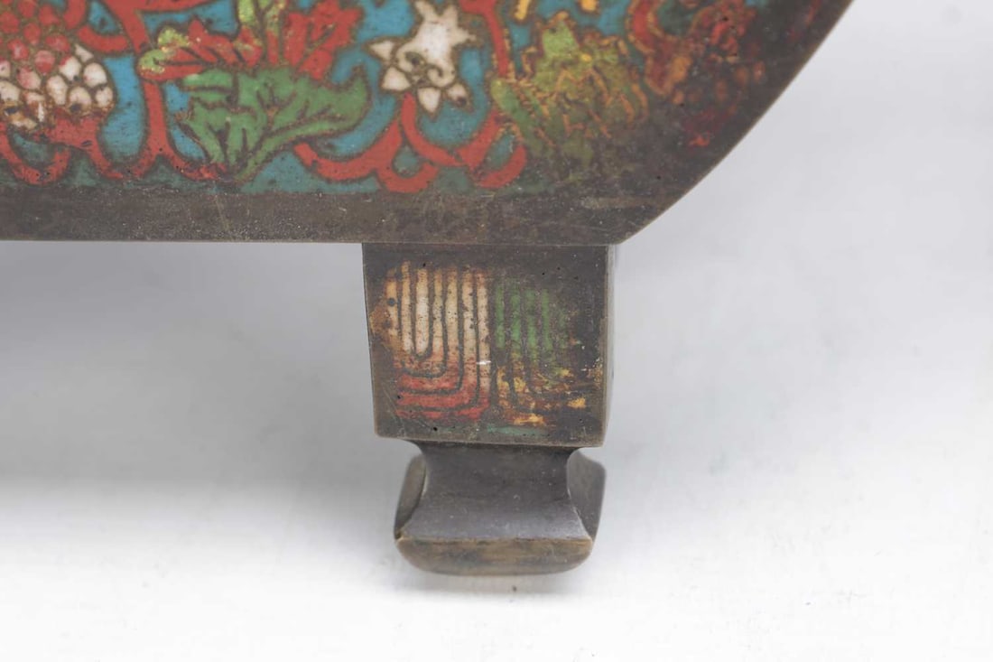 A PAIR OF 19TH CENTURY CHINESE CLOISONNE ENAMEL BRONZE VASES - 7