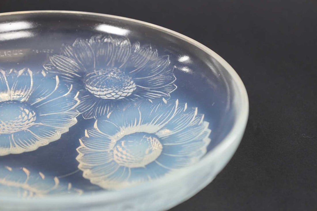 RENE LALIQUE AN OPALESCENT BLUE STAINED GLASS 'VERNON' DISH - 2