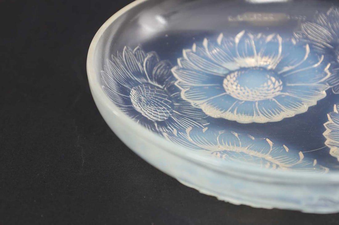 RENE LALIQUE AN OPALESCENT BLUE STAINED GLASS 'VERNON' DISH - 3