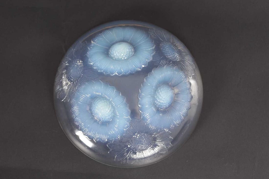 RENE LALIQUE AN OPALESCENT BLUE STAINED GLASS 'VERNON' DISH - 4