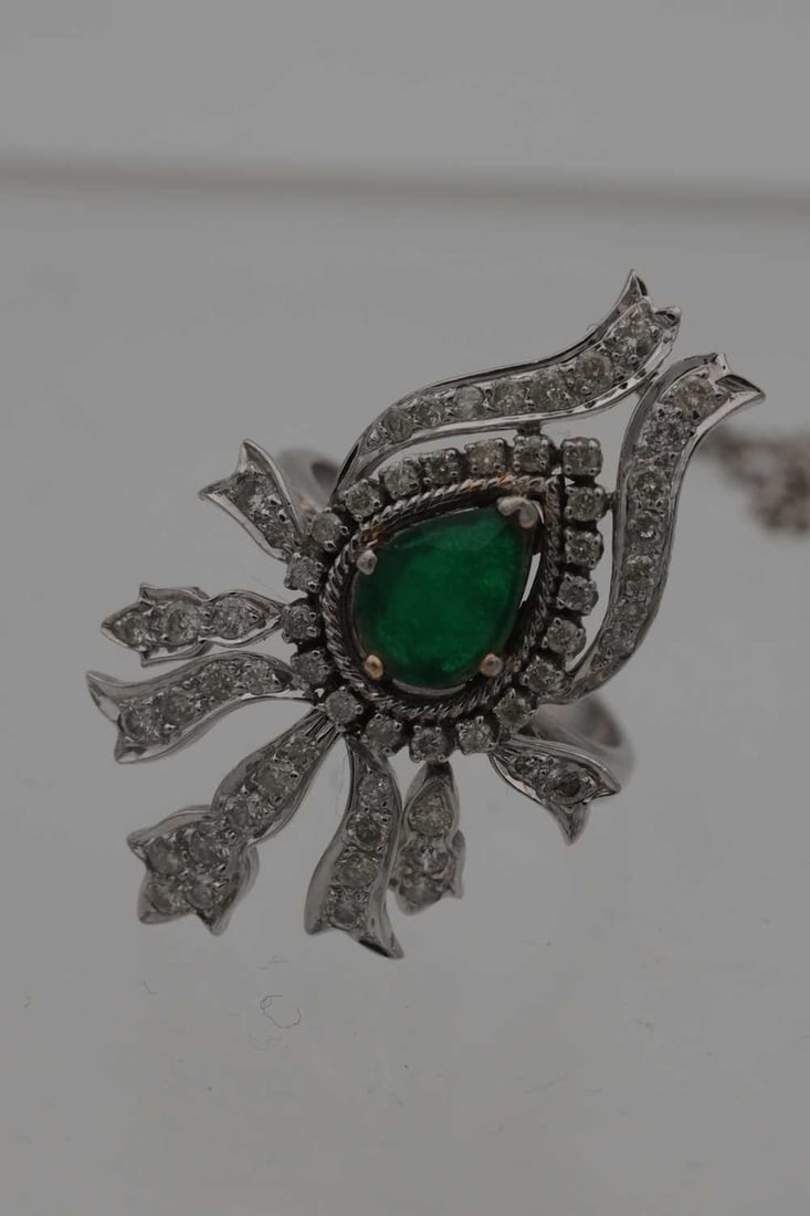 A WHITE GOLD EMERALD AND DIAMOND JEWELLERY SET - 2