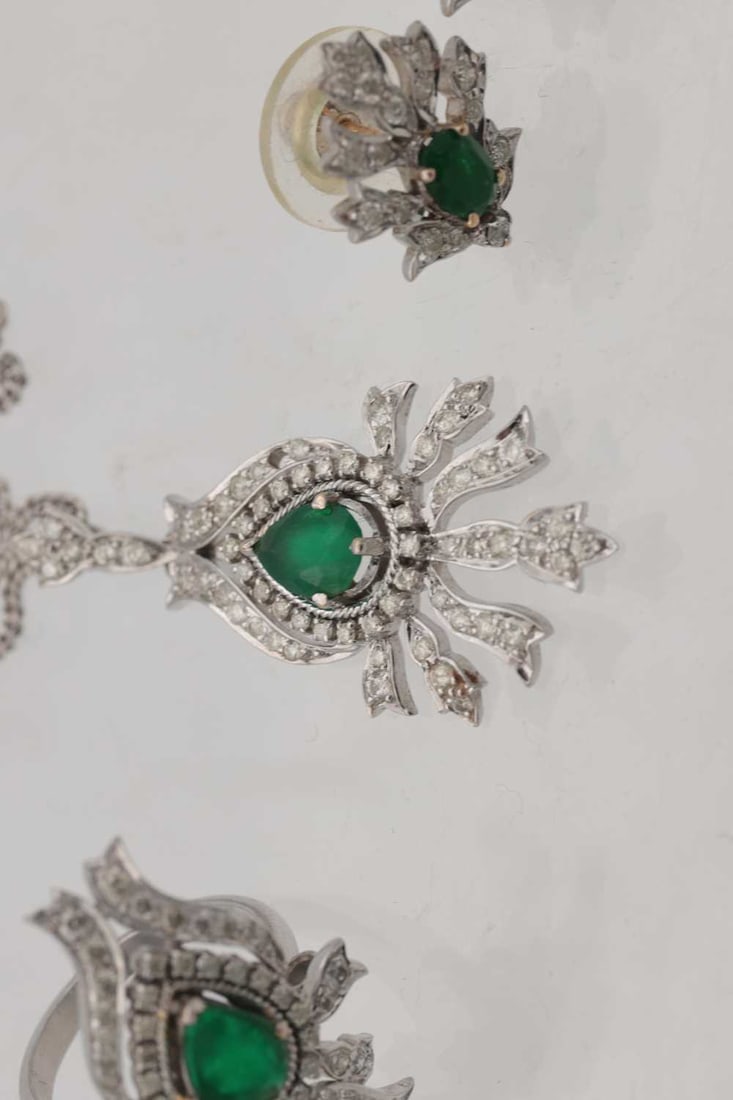 A WHITE GOLD EMERALD AND DIAMOND JEWELLERY SET - 3