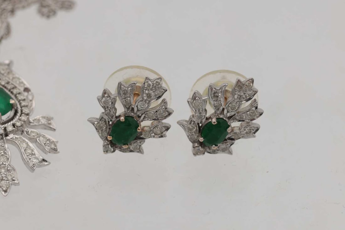 A WHITE GOLD EMERALD AND DIAMOND JEWELLERY SET - 4