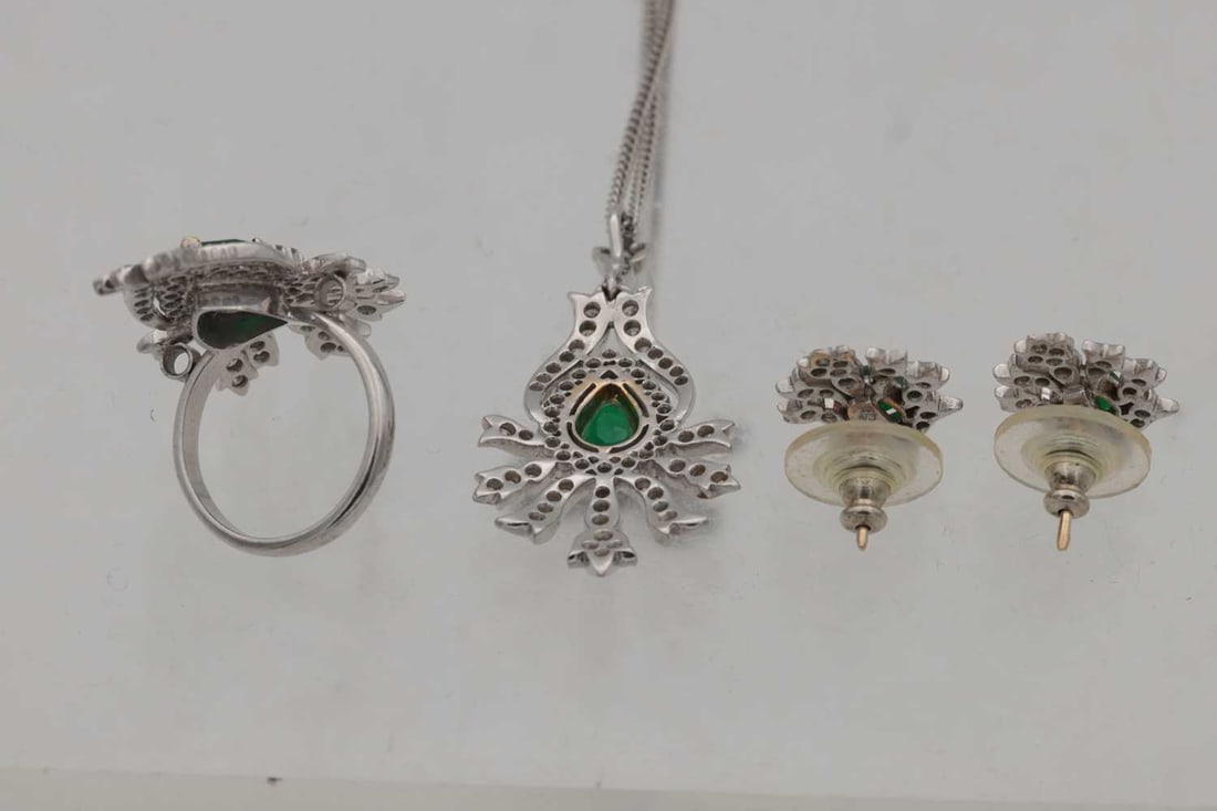 A WHITE GOLD EMERALD AND DIAMOND JEWELLERY SET - 5