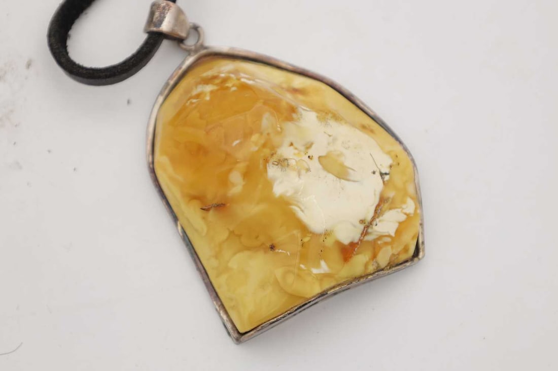 A COLLECTION OF THREE AMBER NECKLACES - 2