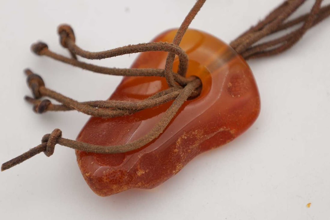 A COLLECTION OF THREE AMBER NECKLACES - 7