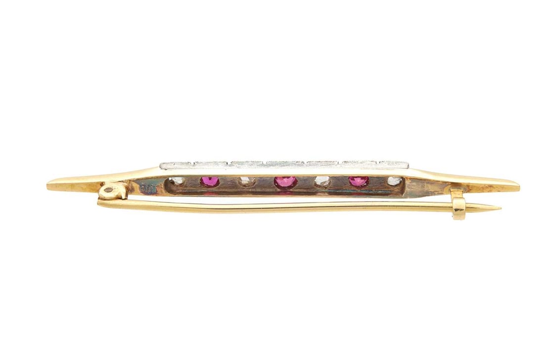 AN 18CT GOLD AND PLATINUM DIAMOND AND RUBY BAR BROOCH - 2