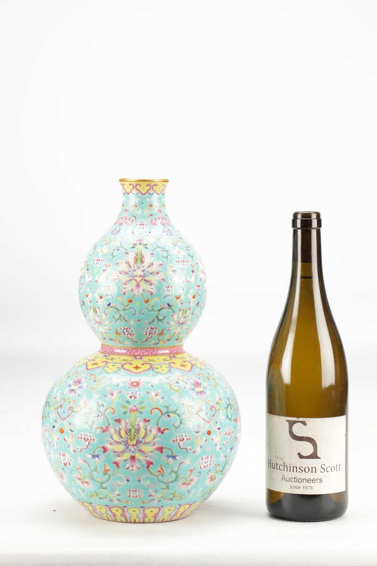 A 20TH CENTURY CHINESE PORCELAIN DOUBLE-GOURD FAMILLE ROSE VASE - 2