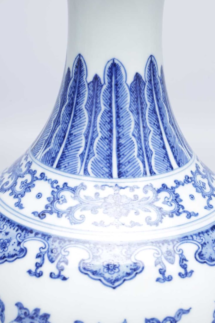 A CHINESE BLUE AND WHITE PORCELAIN VASE - 2