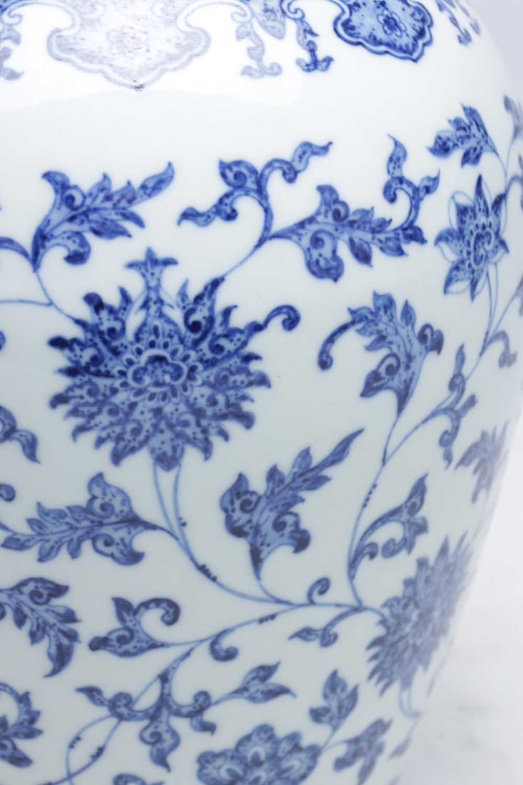 A CHINESE BLUE AND WHITE PORCELAIN VASE - 3