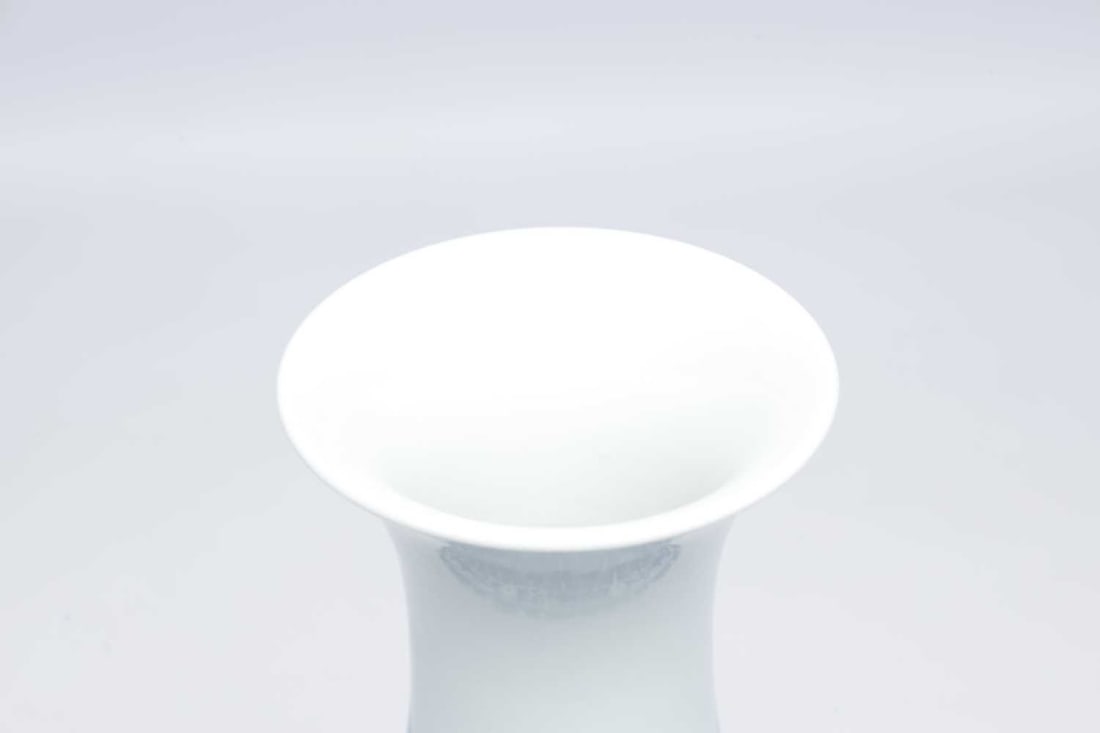 A CHINESE BLUE AND WHITE PORCELAIN VASE - 4