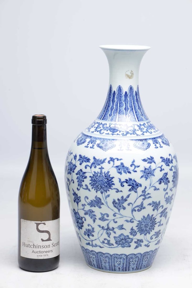 A CHINESE BLUE AND WHITE PORCELAIN VASE - 5