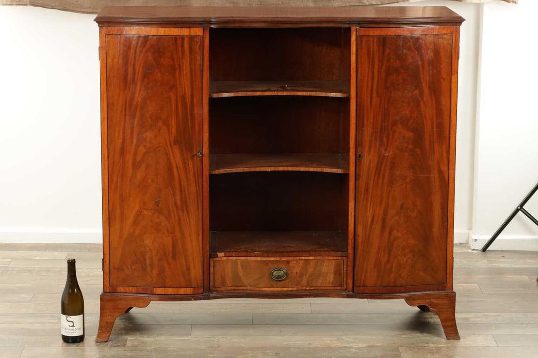 AN UNUSUAL GEORGE III CROSS-BANDED FLAMED MAHOGANY SERPENTINE FRONTED SIDE CABINET - 7