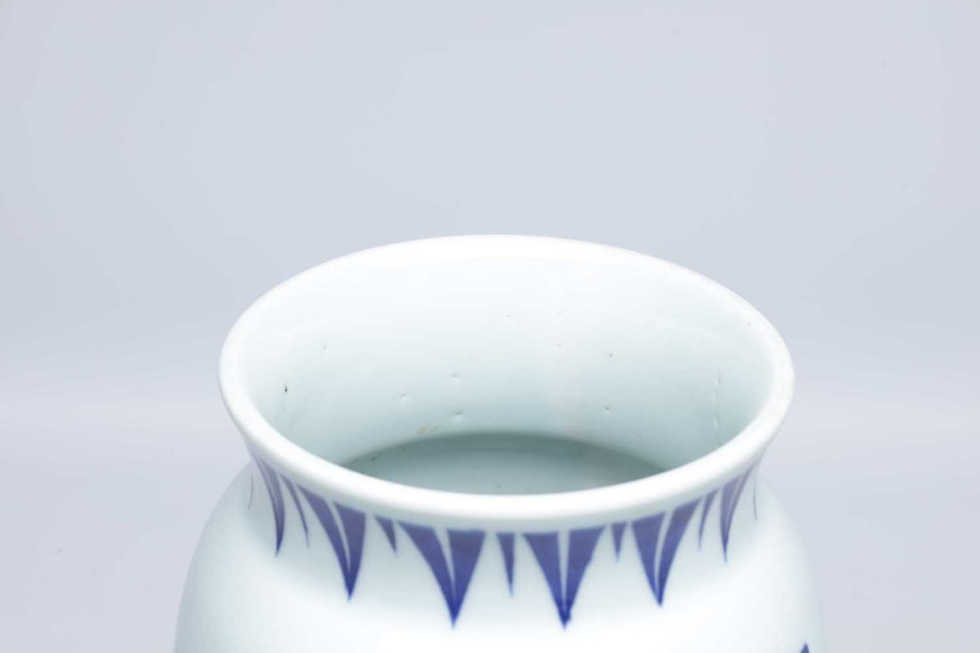 A CHINESE BLUE AND WHITE PORCELAIN SLEEVE VASE - 5
