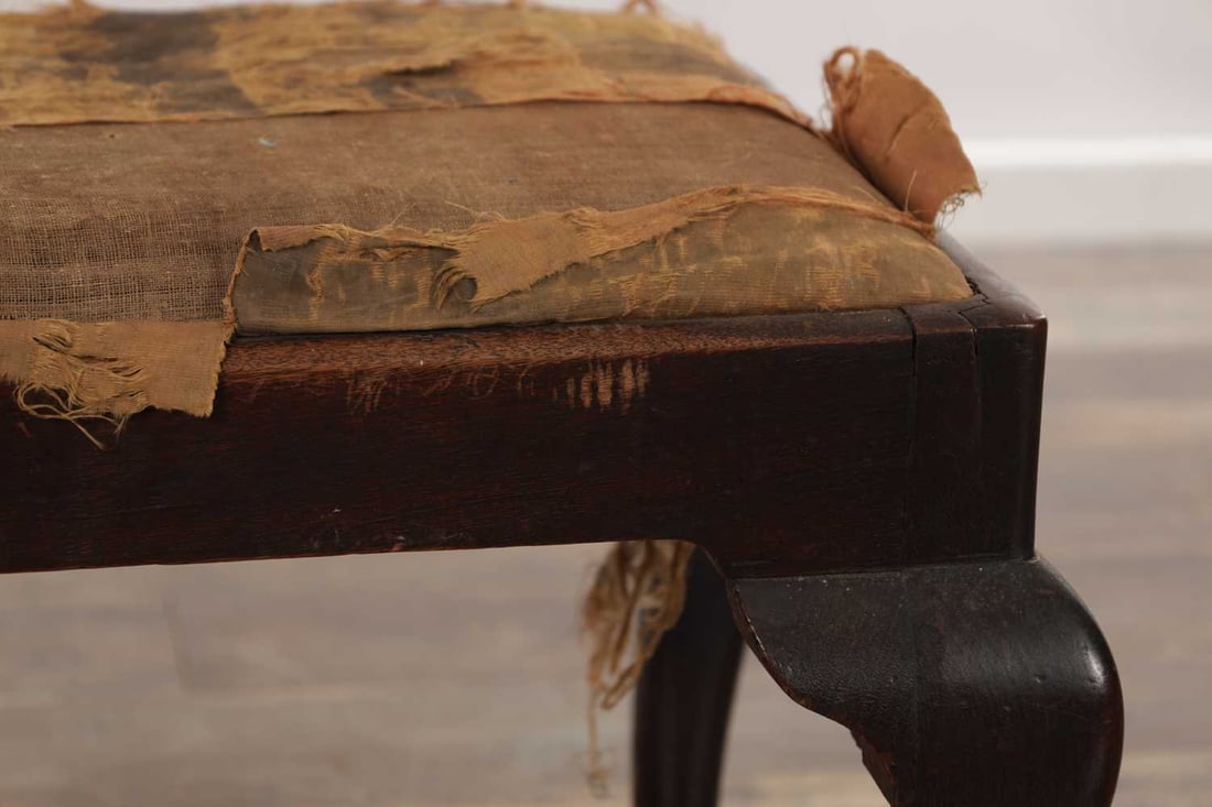 AN 18TH CENTURY WALNUT DRESSING STOOL - 4