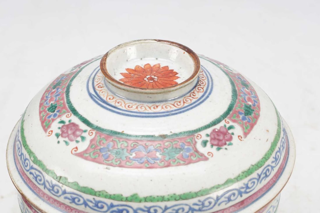 AN 18TH CENTURY CHINESE FAMILLE ROSE PORCELAIN COVERED BOWL - 3