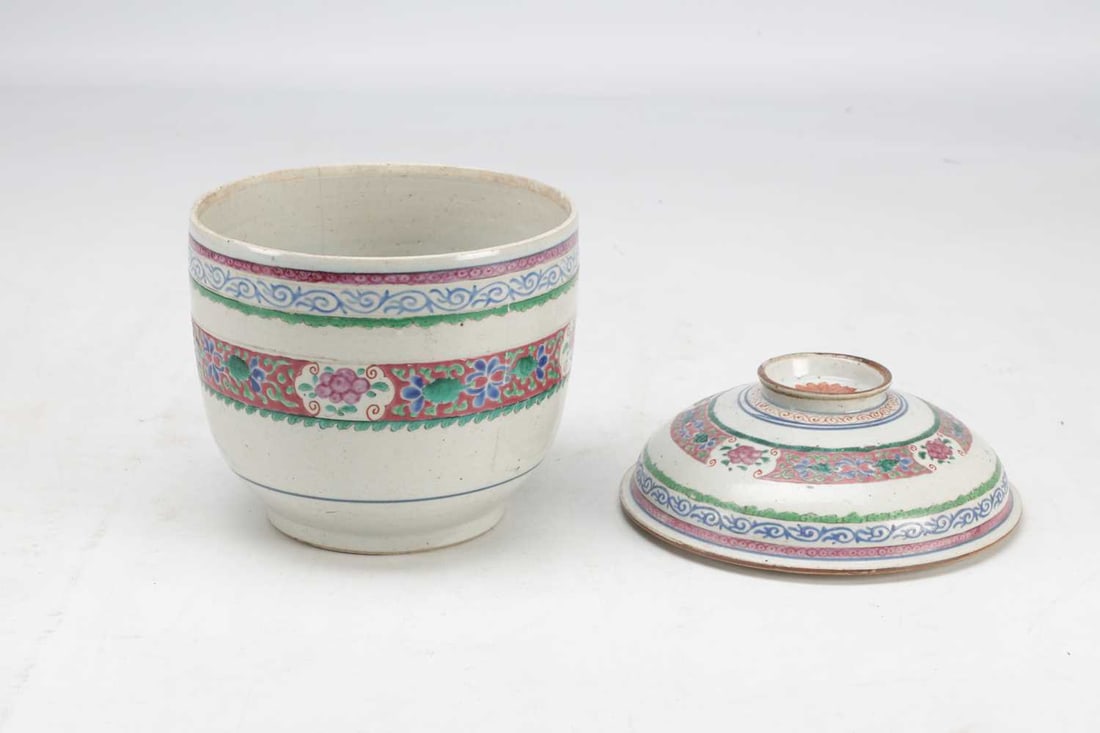 AN 18TH CENTURY CHINESE FAMILLE ROSE PORCELAIN COVERED BOWL - 4