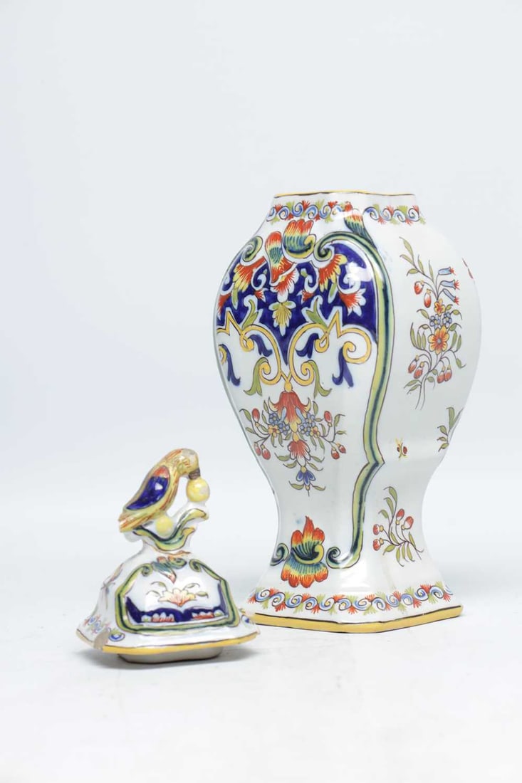 A 19TH CENTURY DUTCH DELFT TIN-GLAZED EARTHENWARE VASE AND COVER WITH BIRD FINIAL - 4