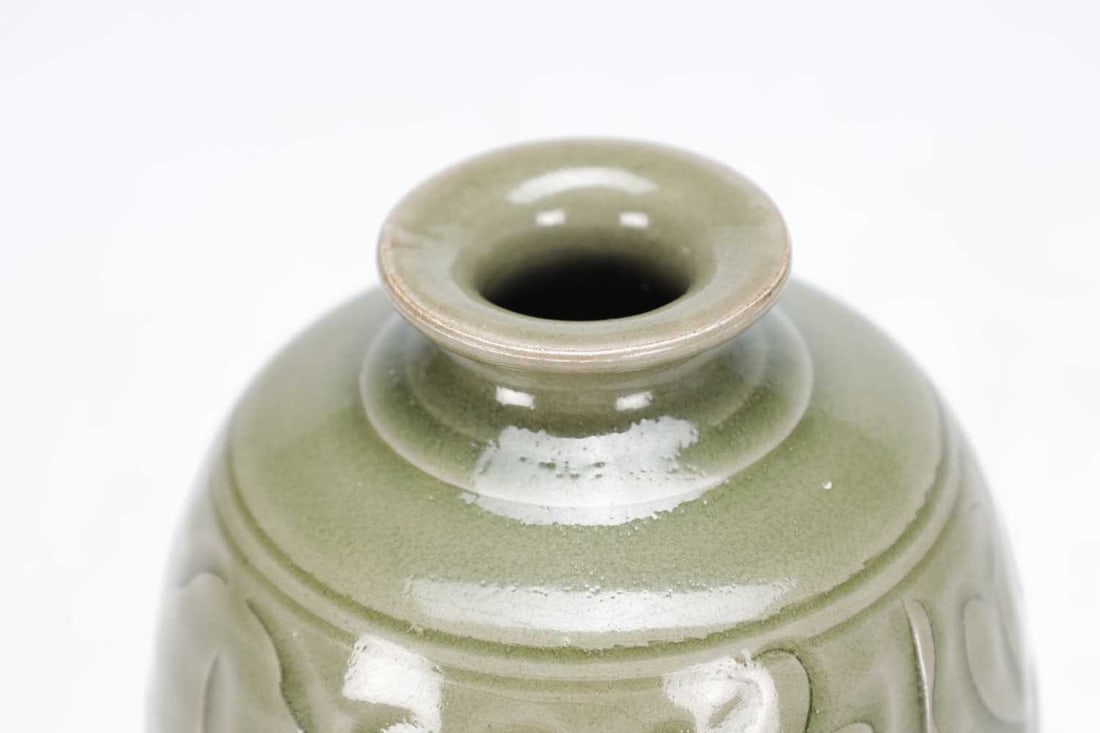 A NORTHERN SONG CHINESE YAOZHOU CELADON-GLAZED CARVED MEIPING VASE - 5