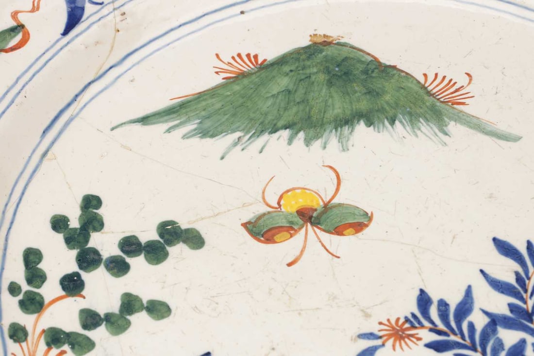 AN UNUSUAL 17TH CENTURY DELFT POLYCHROME CHARGER DEPICTING A RUNNING WOLF - 2