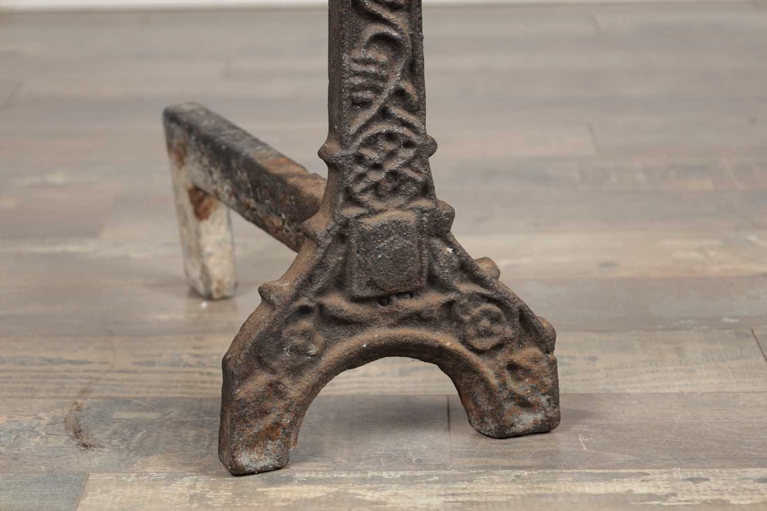 A PAIR OF 16TH CENTURY CAST IRON FIREDOGS - 2