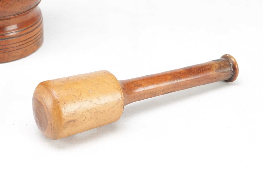 A 17TH CENTURY LIGNUM VITAE TURNED PESTLE AND MORTAR - 3