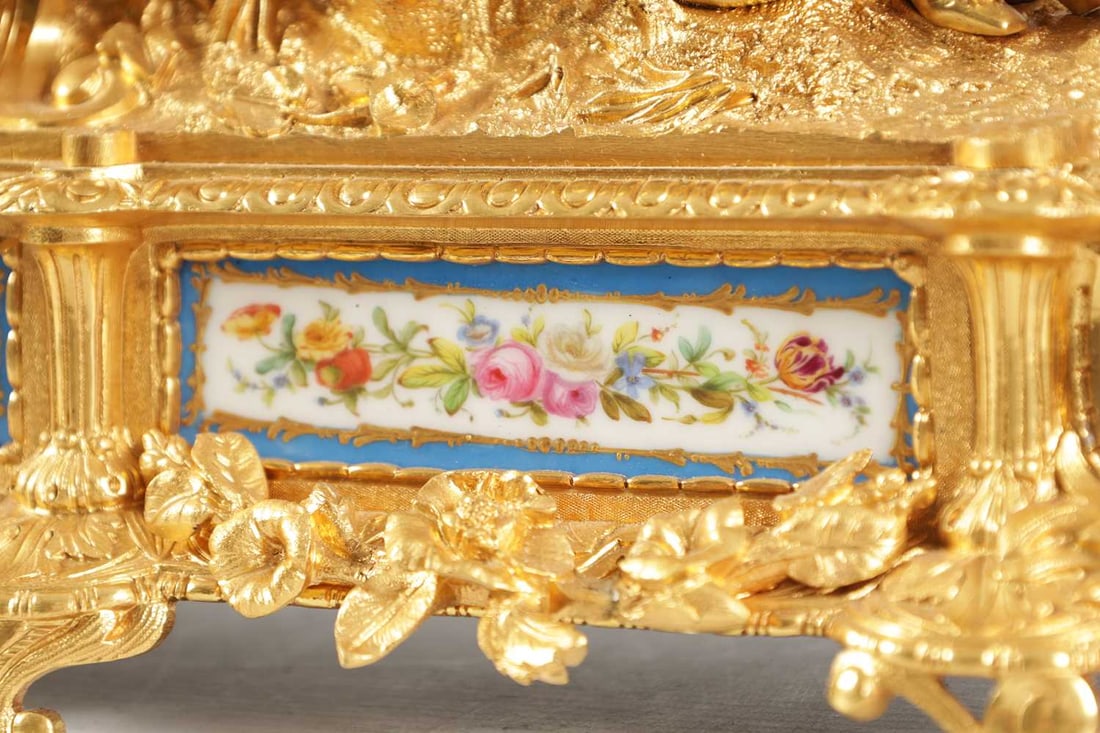 LE ROY, PARIS. A LATE 19TH CENTURY FRENCH ORMOLU AND PORCELAIN PANEL MANTEL CLOCK - 5