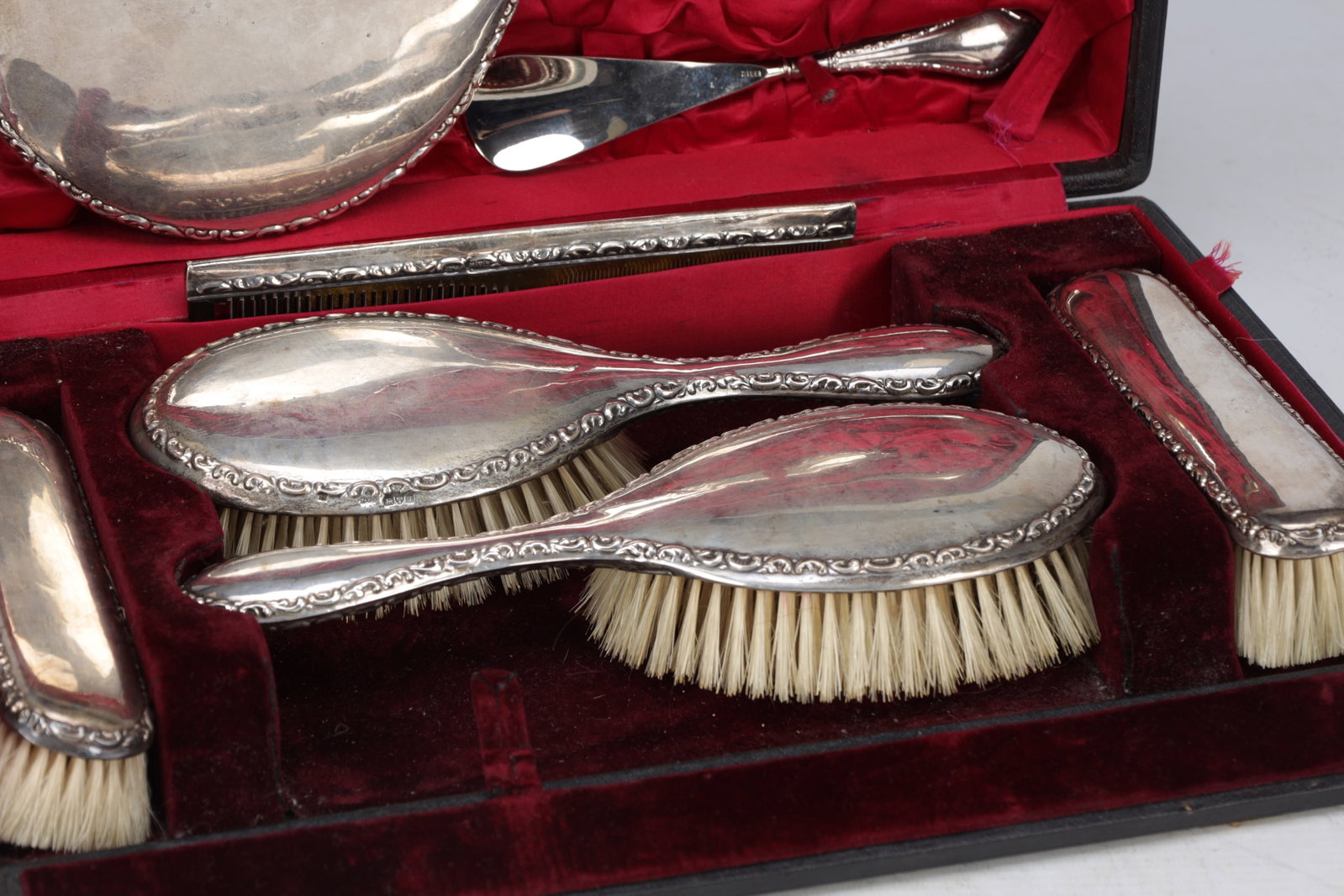 A VICTORIAN SILVER DRESSING TABLE SET IN FITTED CASE - 8