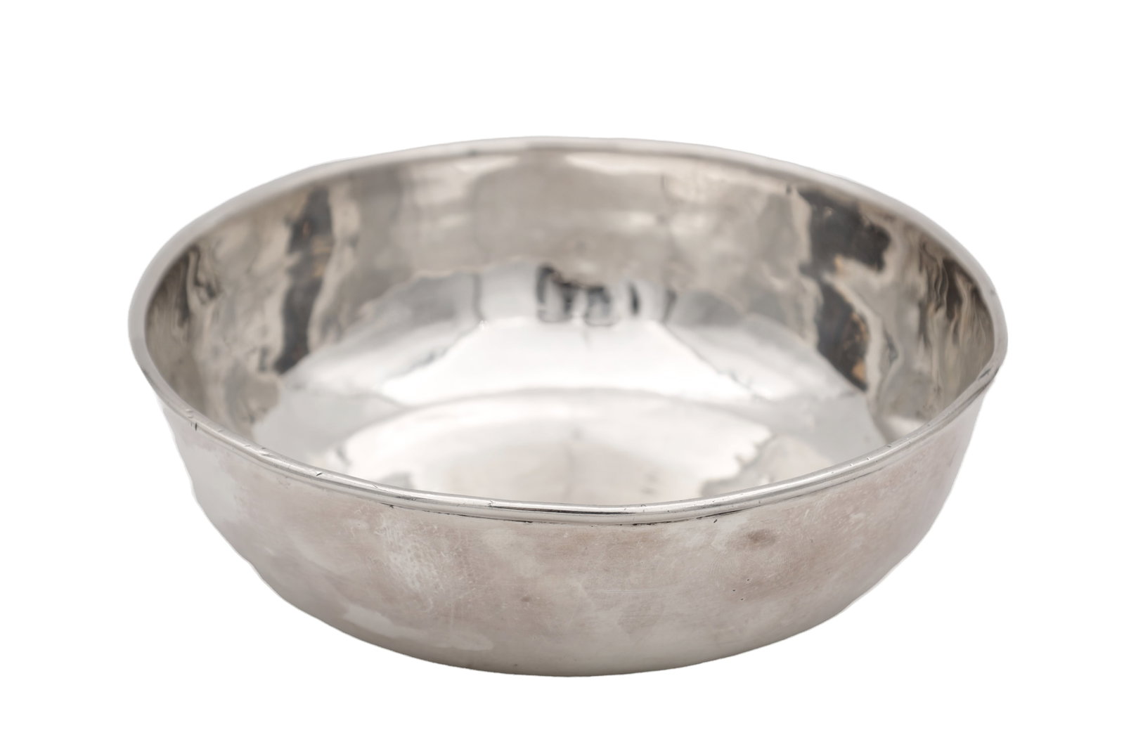 AN EARLY 20TH CENTURY SILVER BOWL: AN EARLY 20TH CENTURY SILVER BOWL of plain circular form with rounded rim and shallow sides dated 1914. (19.5cm diameter, 6cm high)