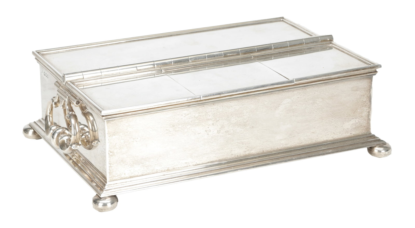 A GOOD QUALITY EARLY 20TH CENTURY ENGLISH SILVER DESK STAND: A GOOD QUALITY EARLY 20TH CENTURY ENGLISH SILVER DESK STAND with twin hinged lids enclosing silver-mounted glass ink bottles, of rectangular casket form with moulded borders, applied ring handles to