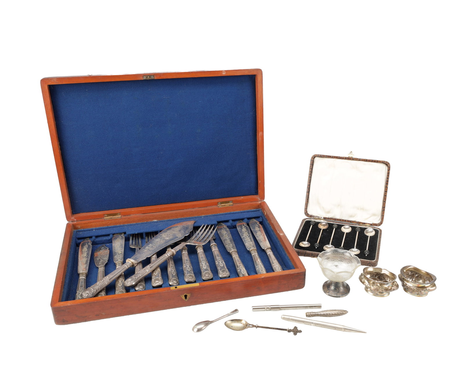 A COLLECTION OF ENGLISH SILVER AND SILVER PLATED ITEMS: A COLLECTION OF ENGLISH SILVER AND SILVER PLATED ITEMS comprising a set of six teaspoons, Birmingham 1922; a silver-cased handle, hallmarked; a further silver teaspoon, hallmarked; a pair of silver sa