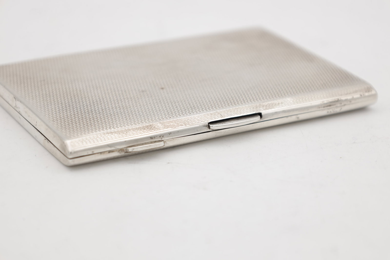 A MID 20TH CENTURY SILVER CIGARETTE CASE - 6