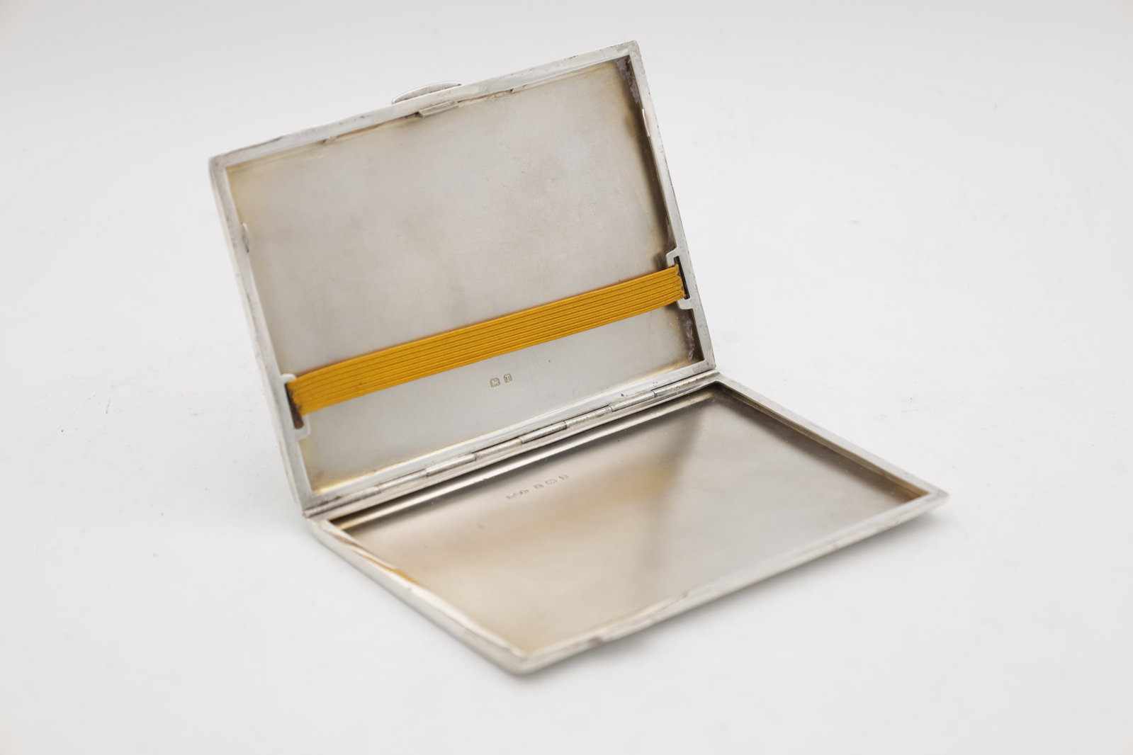 A MID 20TH CENTURY SILVER CIGARETTE CASE - 3