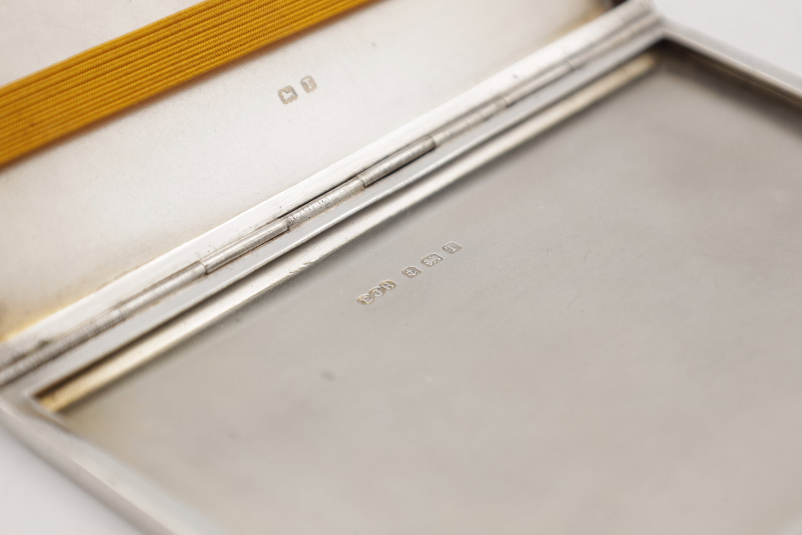 A MID 20TH CENTURY SILVER CIGARETTE CASE - 4