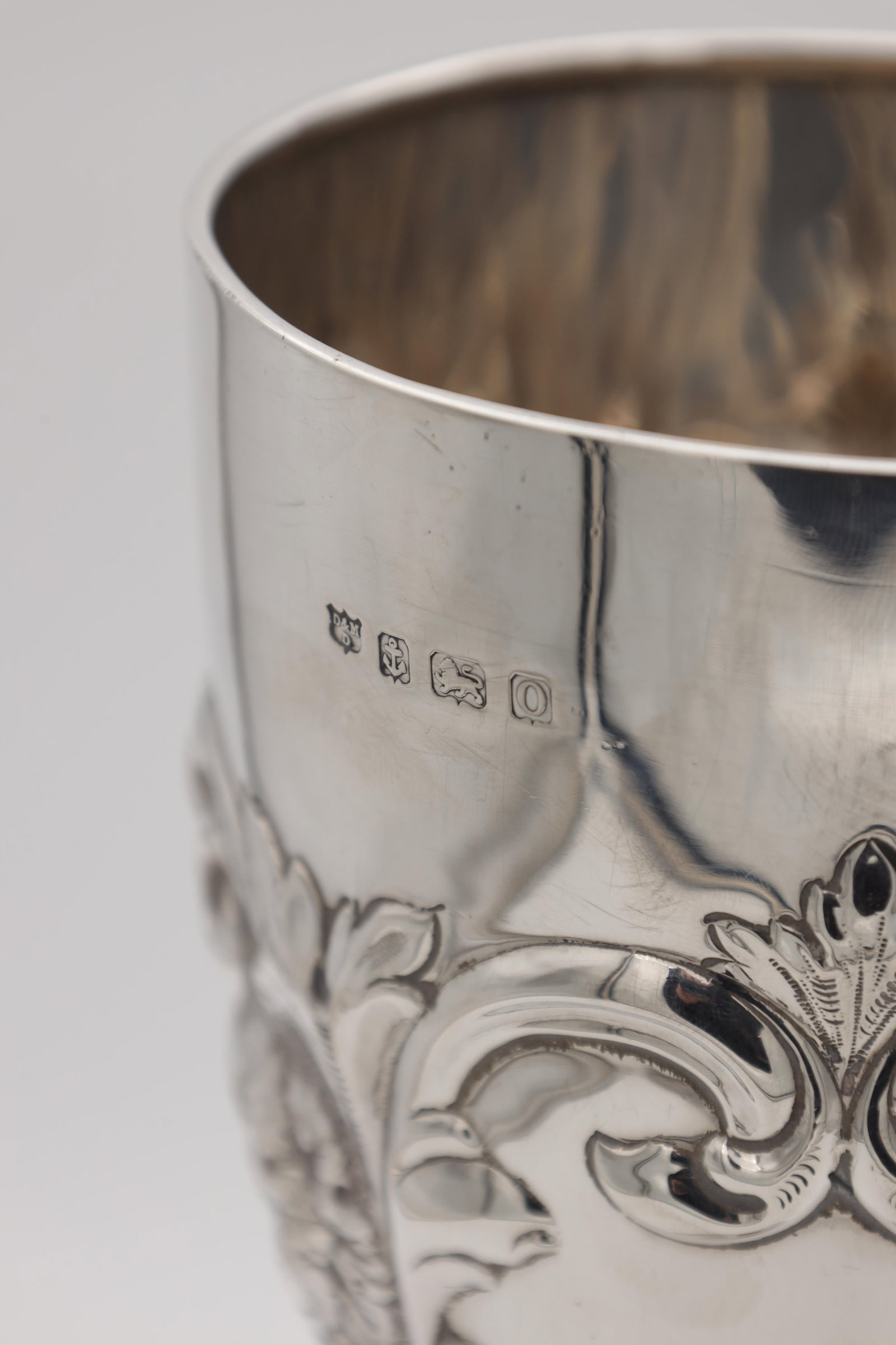 A SILVER TROPHY CUP WITH REPOUSSE DECORATION - 3