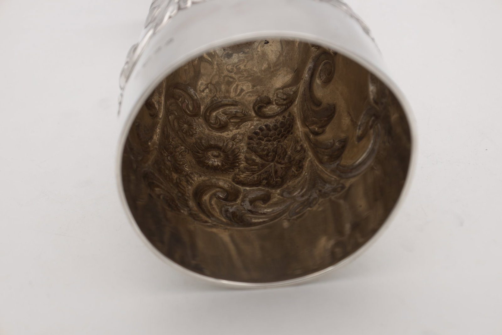 A SILVER TROPHY CUP WITH REPOUSSE DECORATION - 4