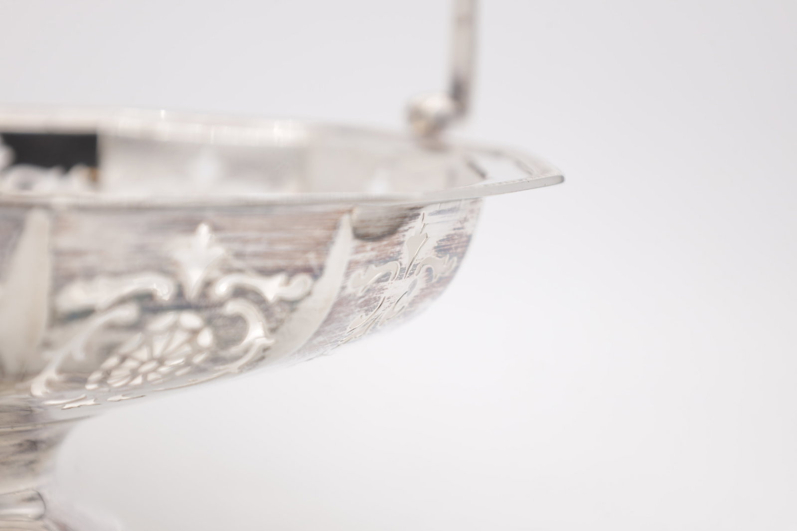 A GEORGE V ENGLISH SILVER SWING-HANDLED BASKET - 3