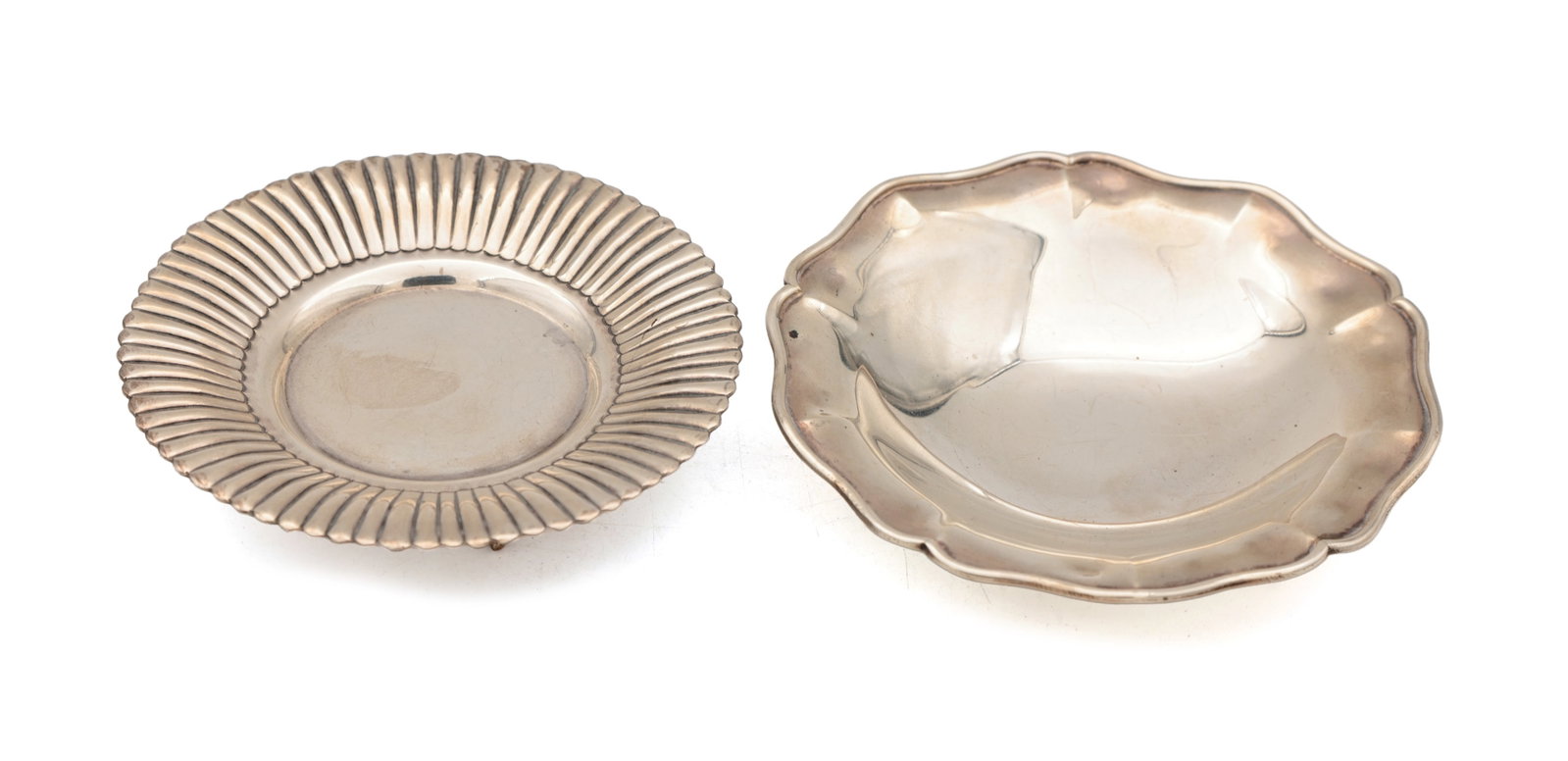 TWO 20TH CENTURY EGYPTIAN SILVER DISHES: TWO 20TH CENTURY EGYPTIAN SILVER DISHES comprising a circular dish with radiating fluted rim and a lobed example each with 900 fineness marks, total weight app. 290g. (3.5cm high, diameters 15cm and