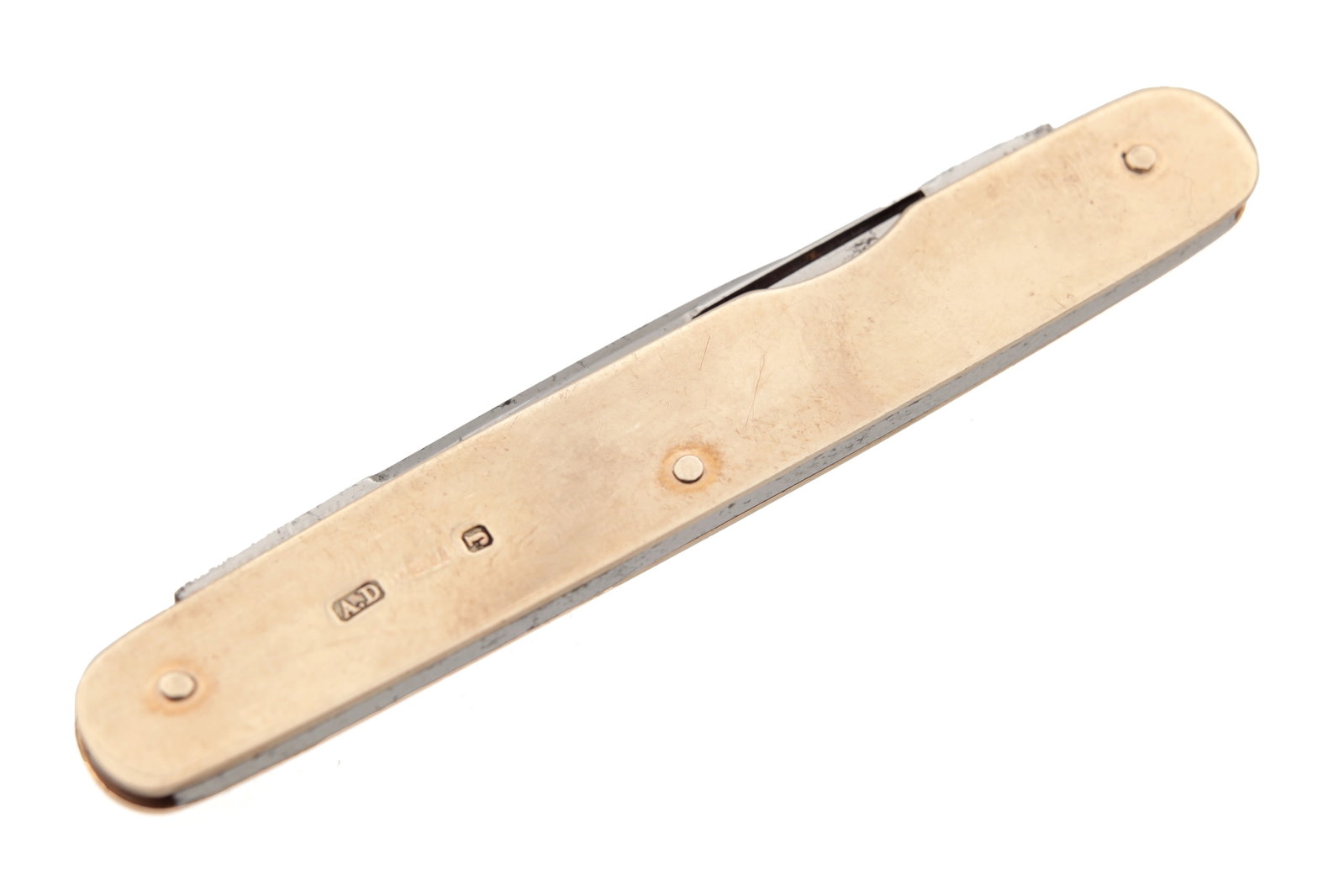AN EDWARDIAN 9CT GOLD PEN KNIFE WITH TWO SHEFFIELD STEEL BLADES: AN EDWARDIAN 9CT GOLD PEN KNIFE WITH TWO SHEFFIELD STEEL BLADES with plain gold covers, hallmarked Birmingham 1906. (Length 7.5cm)