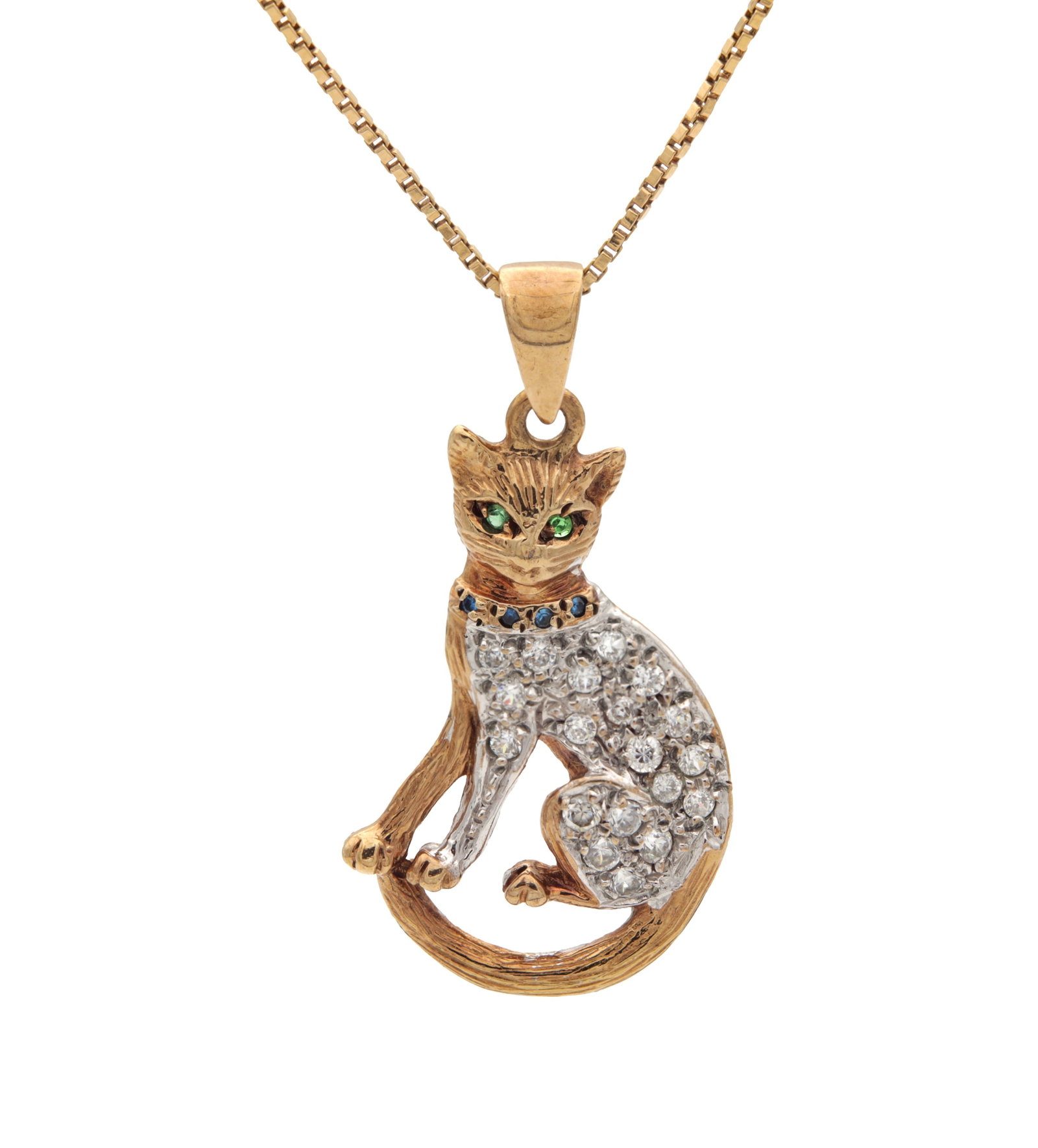 A 9CT GOLD DIAMOND, EMERALD AND SAPPHIRE CAT PENDANT ON AN 18CT YELLOW GOLD CHAIN (1 of 3)