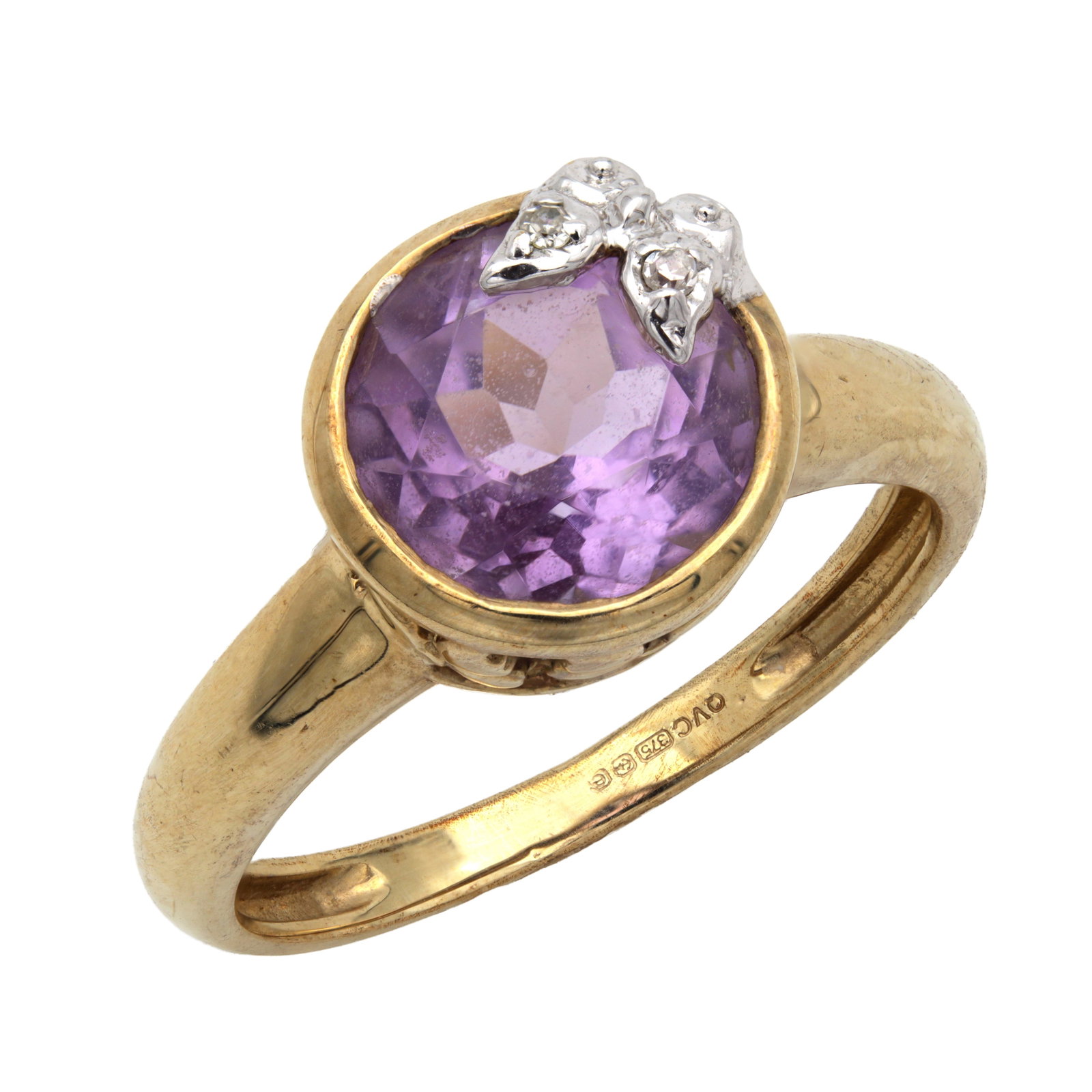 A 9CT YELLOW GOLD DIAMOND AND AMETHYST RING: A 9CT YELLOW GOLD DIAMOND AND AMETHYST RING having a bezel set oval amethyst surmounted by an applied butterfly set with two small diamonds and a pierced butterfly gallery, fully hallmarked to the int