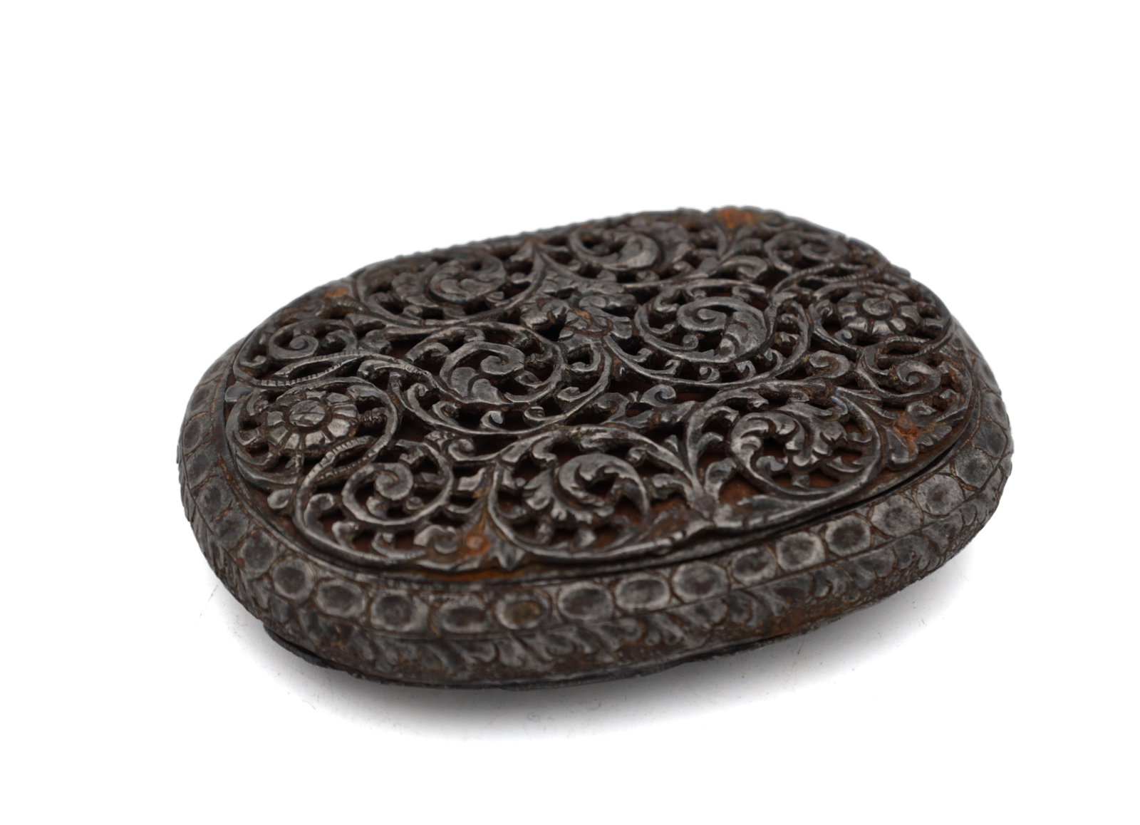 AN 18TH CENTURY PIERCED AND CHASED STEEL SNUFF BOX (1 of 4)