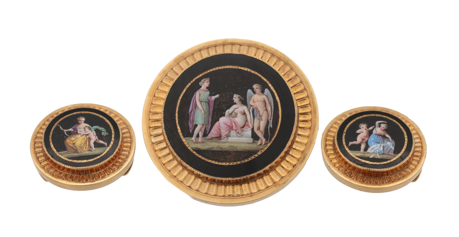A FRENCH 18CT GOLD AND ENAMEL BROOCH AND A PAIR OF BUTTONS: A FRENCH 18CT GOLD AND ENAMEL BROOCH AND A PAIR OF BUTTONS of circular form with fluted borders enclosing painted enamel roundels of classical figures on a black ground, each with French eagle head ma