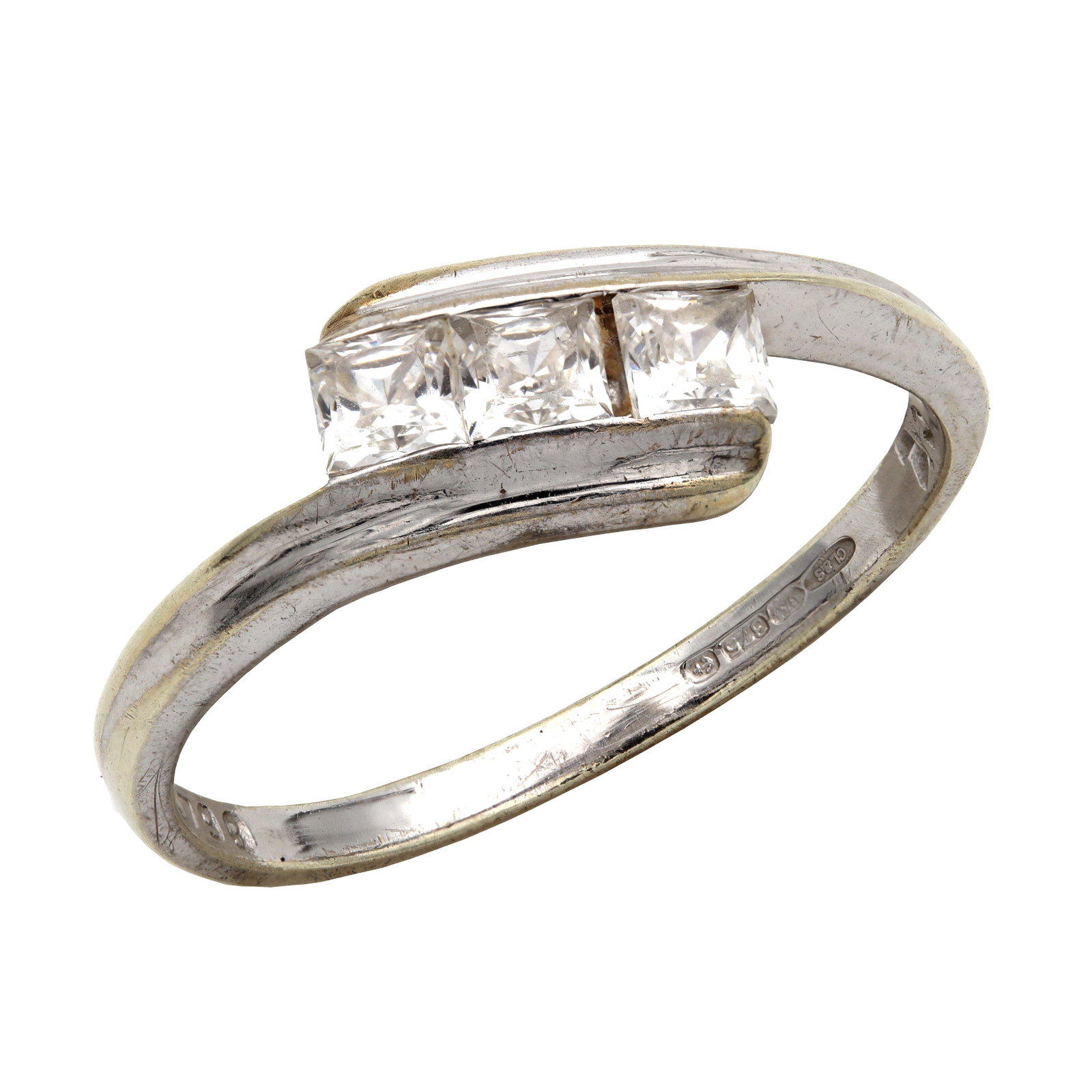 A 9CT WHITE GOLD AND DIAMOND RING: A 9CT WHITE GOLD AND DIAMOND RING having three princess cut diamonds set to crossed-over white gold shoulders with raised detail, total weight app. 2.0g, size P. (Ring size P.)