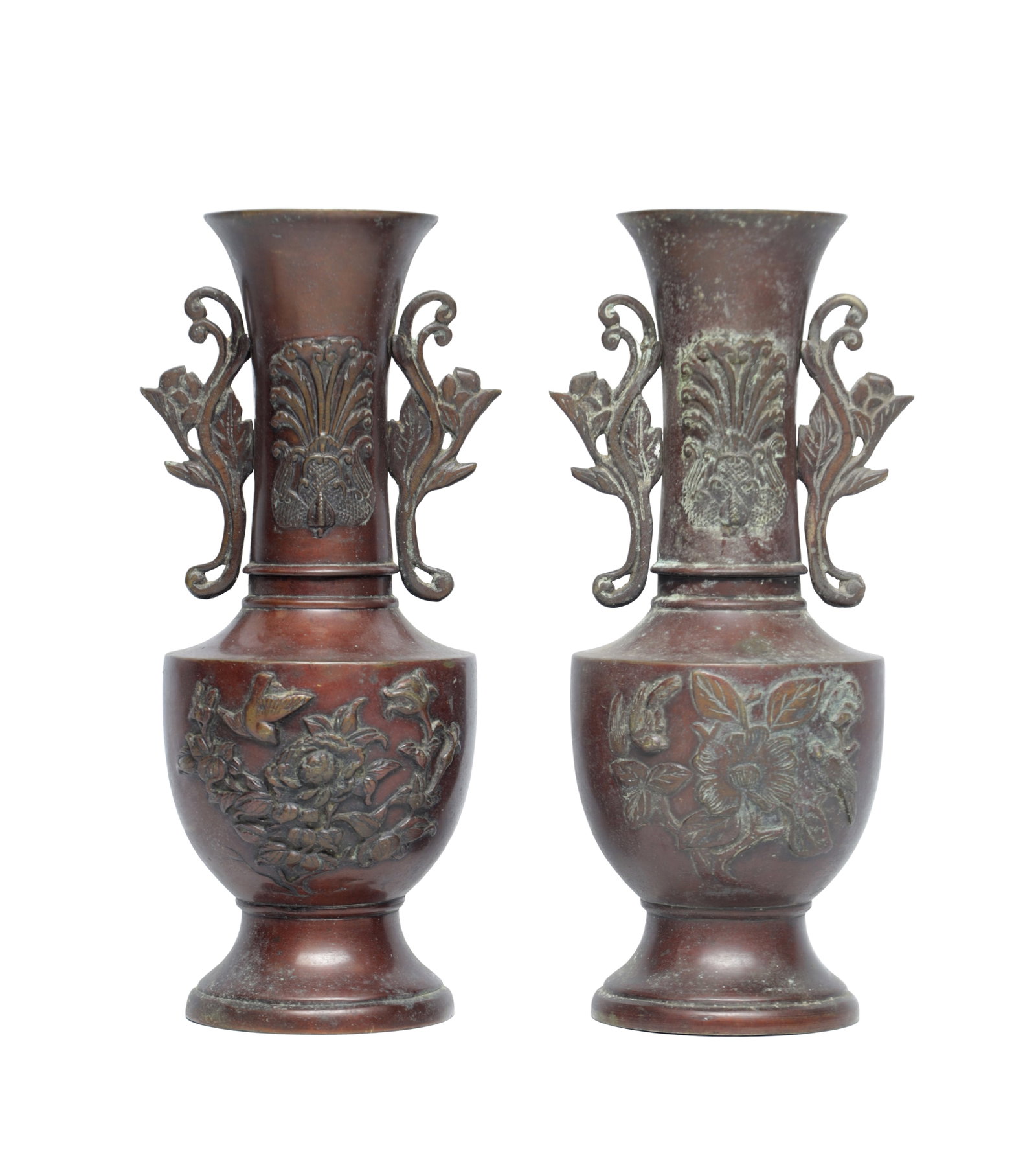 A PAIR OF MEIJI PERIOD JAPANESE BRONZE VASES (1 of 6)