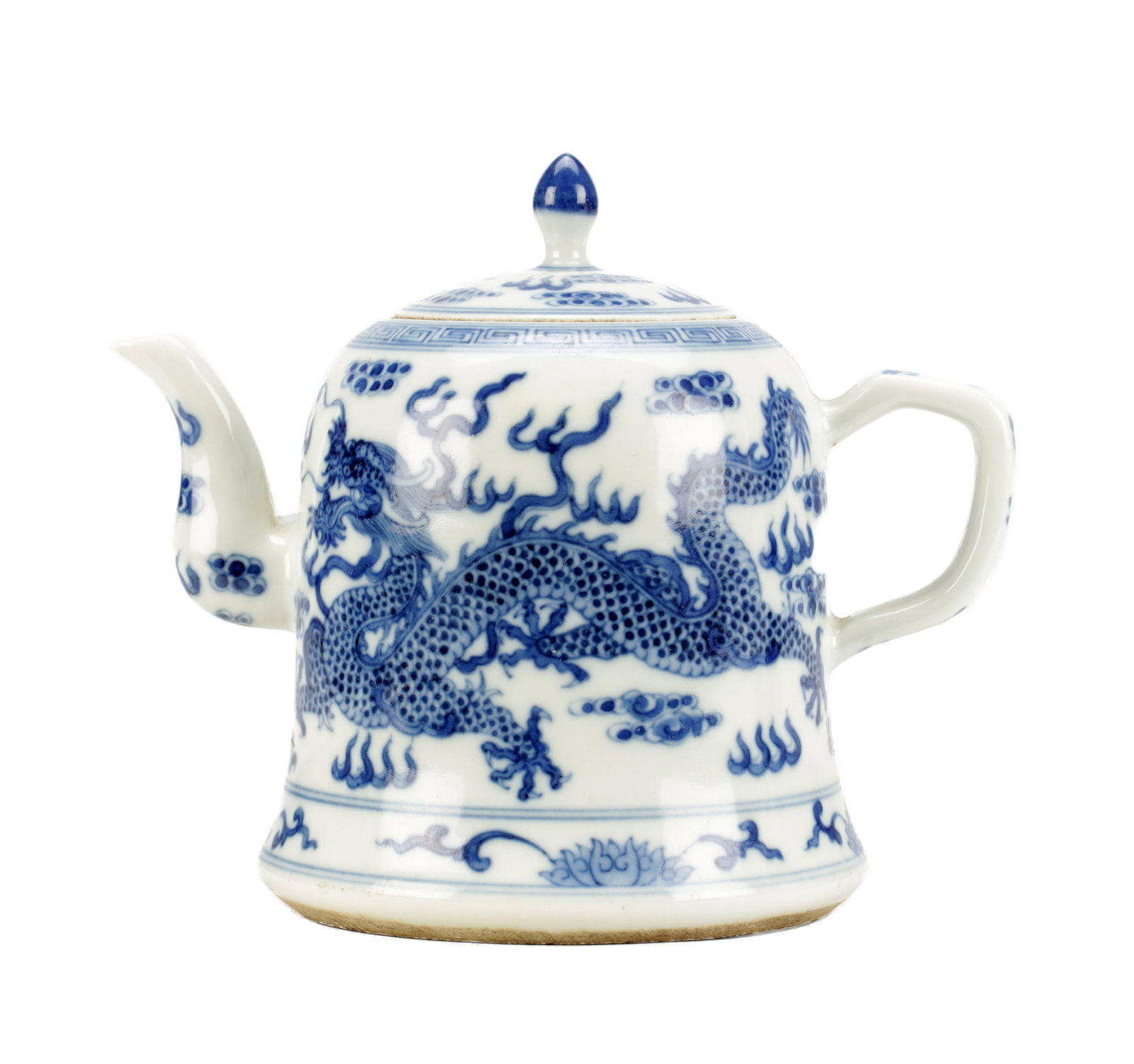 A LATE 19TH/EARLY 20TH CENTURY CHINESE KANGXI STYLE BLUE AND WHITE PORCELAIN TEAPOT AND COVER: A LATE 19TH/EARLY 20TH CENTURY CHINESE KANGXI STYLE BLUE AND WHITE PORCELAIN TEAPOT AND COVER of cylindrical form with domed cover and pointed knop, painted in underglaze blue with dragons among cloud