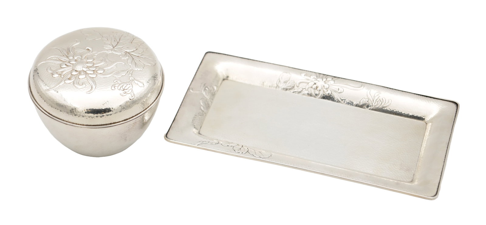A JAPANESE SILVER LIDDED BOWL AND TRAY (1 of 5)