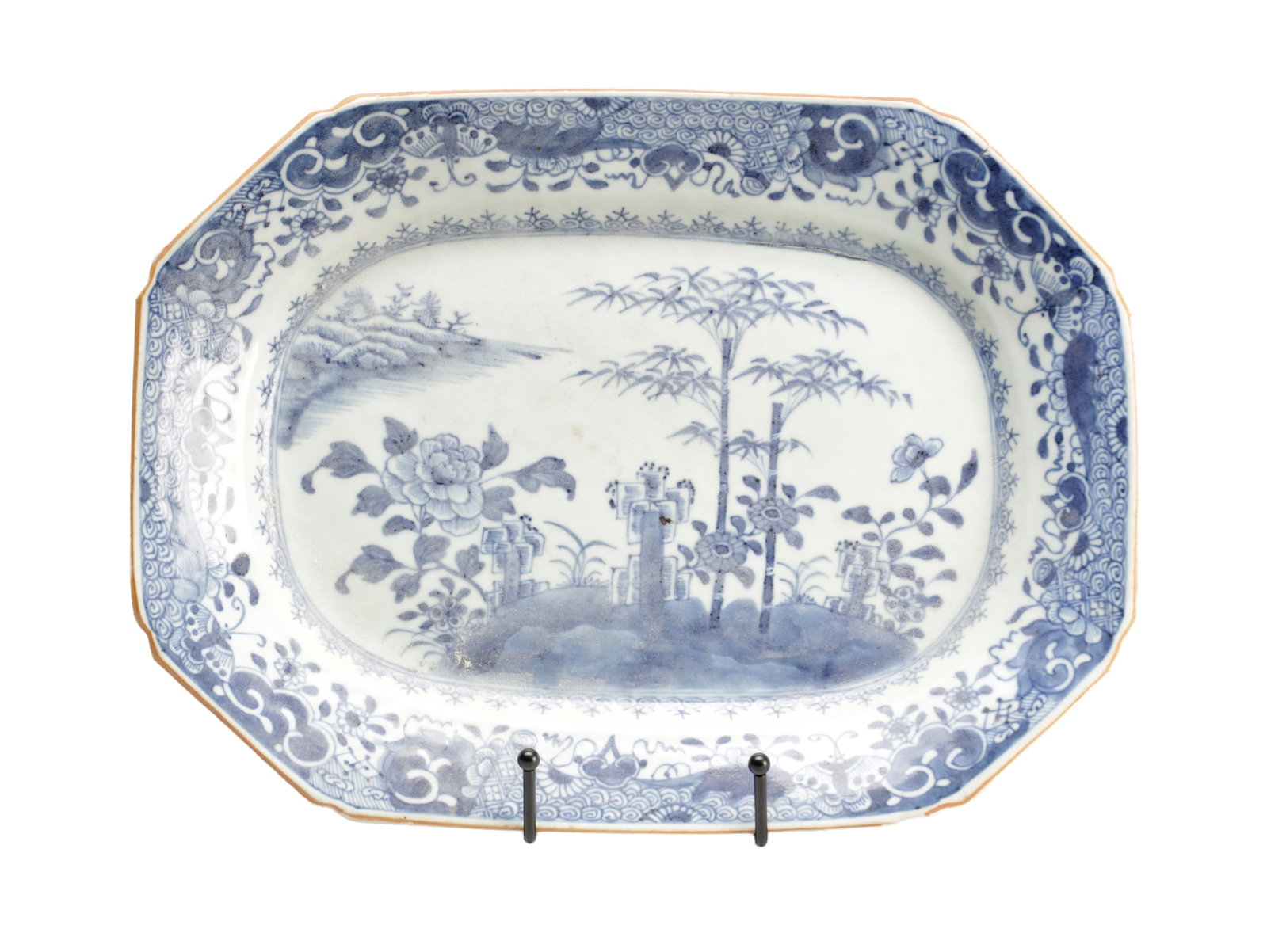 A CHINESE BLUE AND WHITE PORCELAIN OCTAGONAL TRAY (1 of 6)