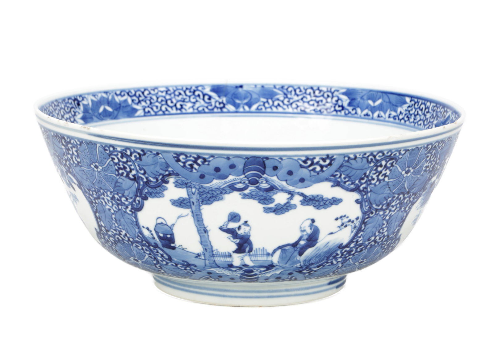 A 19TH CENTURY CHINESE PORCELAIN BLUE AND WHITE BOWL BEARING A KANGXI MARK (1 of 8)