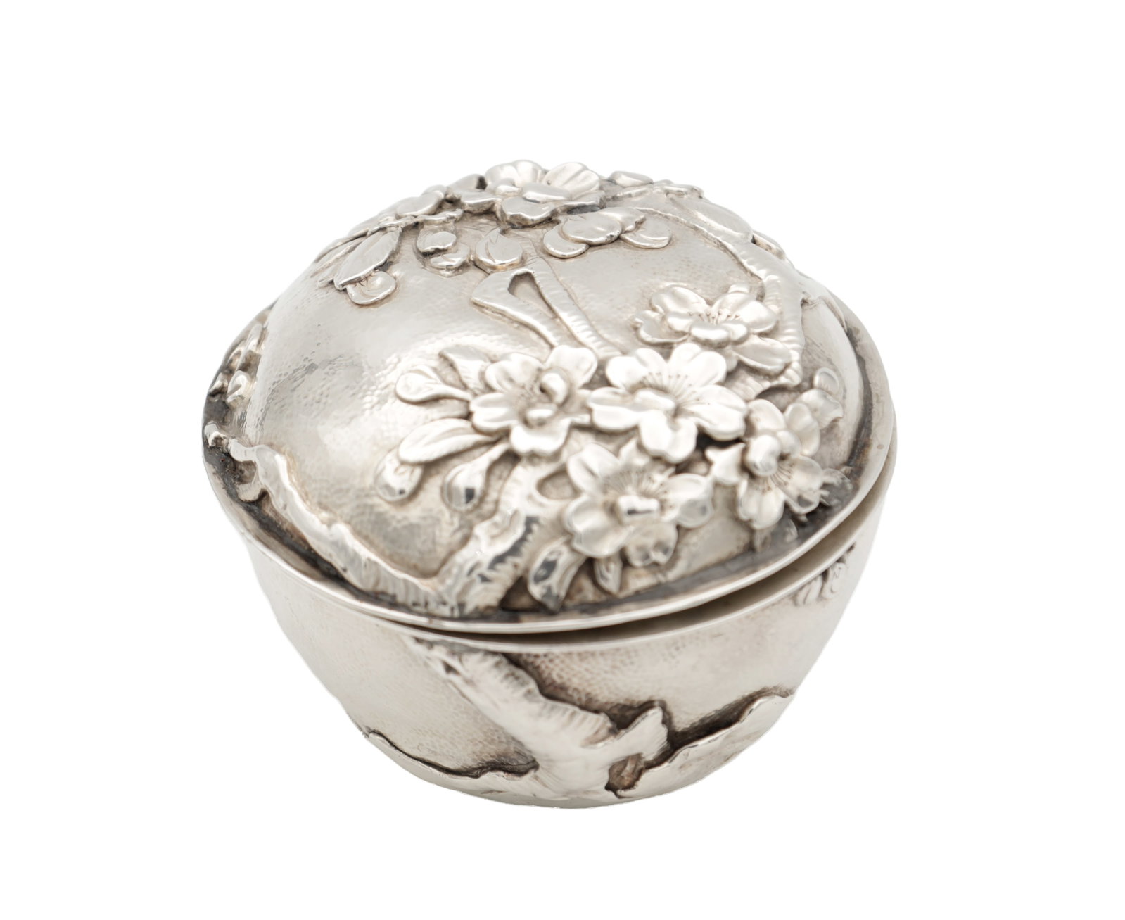 A CHINESE EXPORT SILVER LIDDED BOWL WITH APPLIED PRUNUS BLOSSOM: A CHINESE EXPORT SILVER LIDDED BOWL WITH APPLIED PRUNUS BLOSSOM of circular form with a domed cover and prunus branches in high relief on a textured ground, hallmarked to the base, total weight app.